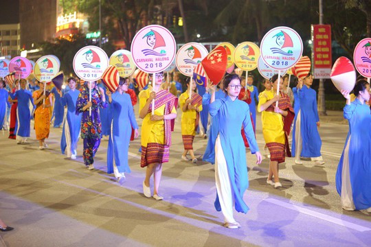 Du khách, người dân Quảng Ninh tưng bừng xuống phố đón lễ diễu hành carnaval - Ảnh 4.