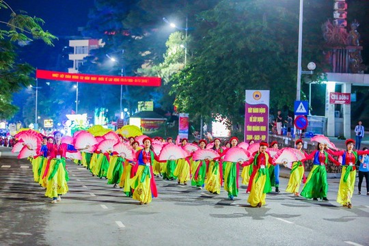 Du khách, người dân Quảng Ninh tưng bừng xuống phố đón lễ diễu hành carnaval - Ảnh 5.