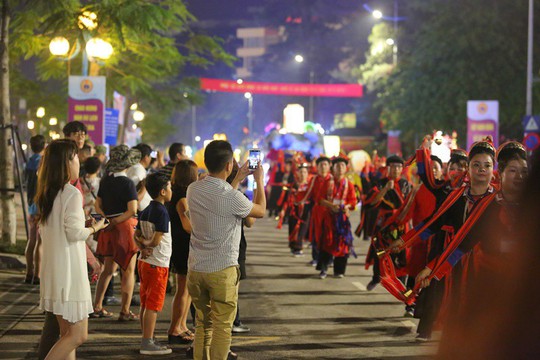 Du khách, người dân Quảng Ninh tưng bừng xuống phố đón lễ diễu hành carnaval - Ảnh 6.