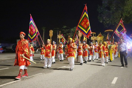 Du khách, người dân Quảng Ninh tưng bừng xuống phố đón lễ diễu hành carnaval - Ảnh 7.