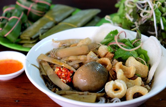 Bún cua - đặc sản Pleiku, khách vừa ăn vừa bịt mũi - Ảnh 1.