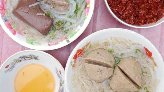 Món ăn nhất định phải thử khi lang thang ngôi chợ trăm tuổi ở Sài Gòn - Ảnh 1.