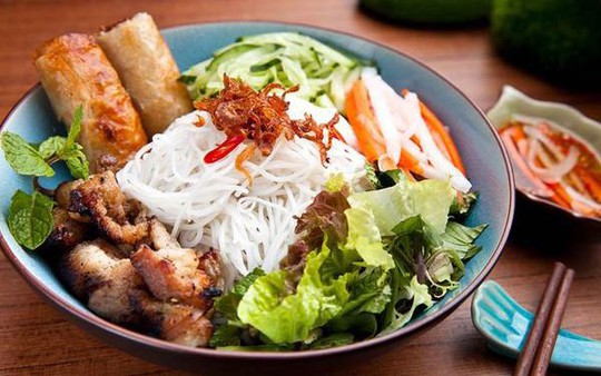 Món ăn nhất định phải thử khi lang thang ngôi chợ trăm tuổi ở Sài Gòn - Ảnh 2.