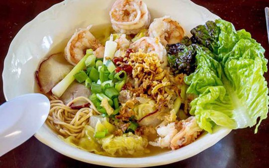 Món ăn nhất định phải thử khi lang thang ngôi chợ trăm tuổi ở Sài Gòn - Ảnh 3.