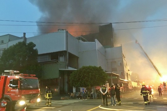 Cháy nhà máy Đài Loan có nhiều lao động Việt Nam, 5 lính cứu hỏa hi sinh  - Ảnh 1.
