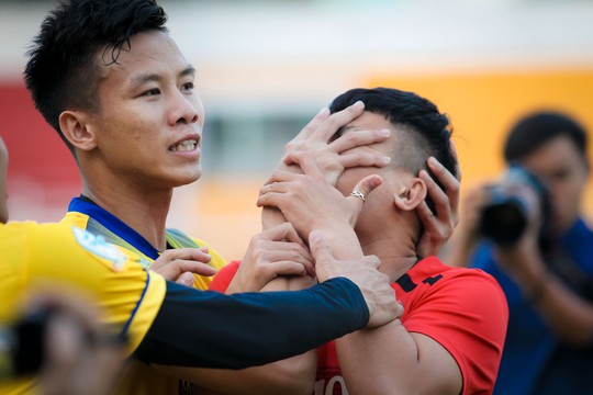 CĐV nữ vây kín sao U23 Việt Nam ở sân Thống Nhất - Ảnh 10.
