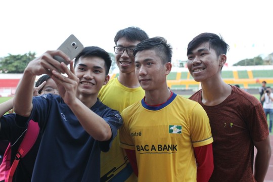 CĐV nữ vây kín sao U23 Việt Nam ở sân Thống Nhất - Ảnh 3.