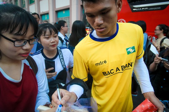 CĐV nữ vây kín sao U23 Việt Nam ở sân Thống Nhất - Ảnh 7.