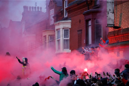 Fan Liverpool ăn mừng trận thắng Man City như thể vô địch - Ảnh 8.