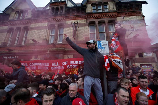 Fan Liverpool ăn mừng trận thắng Man City như thể vô địch - Ảnh 11.