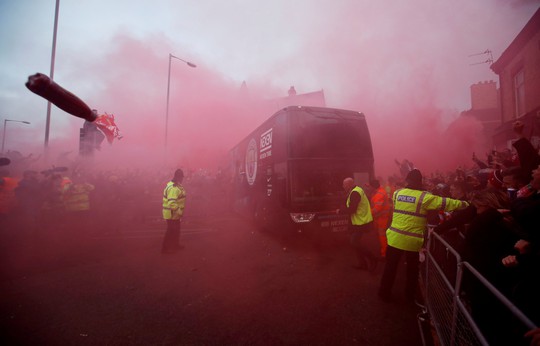 Fan Liverpool ăn mừng trận thắng Man City như thể vô địch - Ảnh 12.