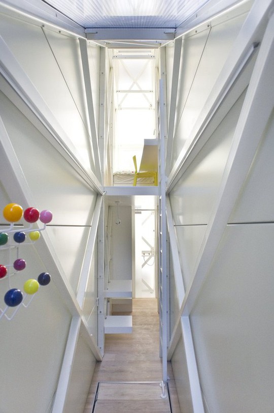 Thiết kế nội thất cực chất ở ngôi nhà hẹp nhất thế giới - Ảnh 8.