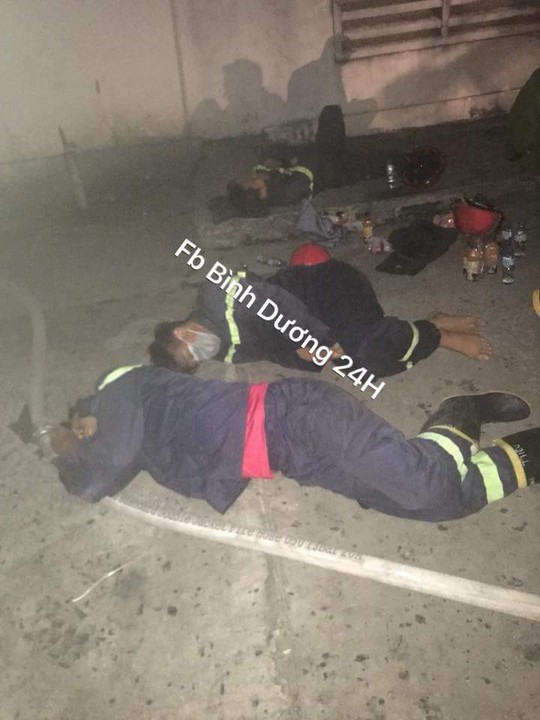 Lính cứu hỏa kiệt sức, ngủ tại hiện trường vụ cháy ở Bình Dương - Ảnh 2.