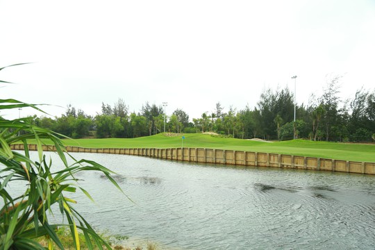 Cuốn hút sân golf phong cách bờ kè đầu tiên tại châu Á - Ảnh 4.