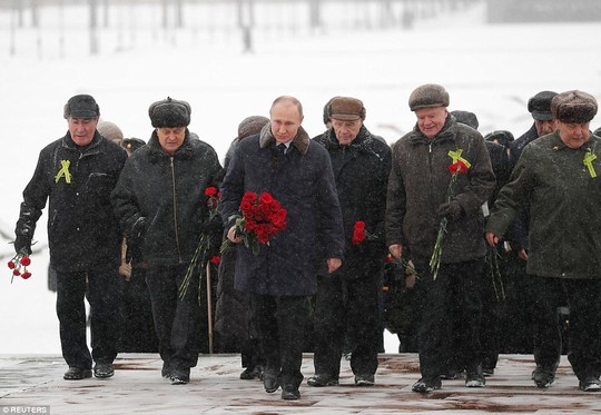 Ông Putin cởi trần, ngâm mình trong hồ nước băng giá - Ảnh 4.