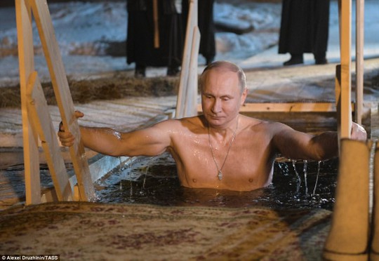 Ông Putin cởi trần, ngâm mình trong hồ nước băng giá - Ảnh 2.
