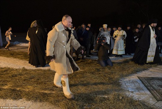 Ông Putin cởi trần, ngâm mình trong hồ nước băng giá - Ảnh 1.