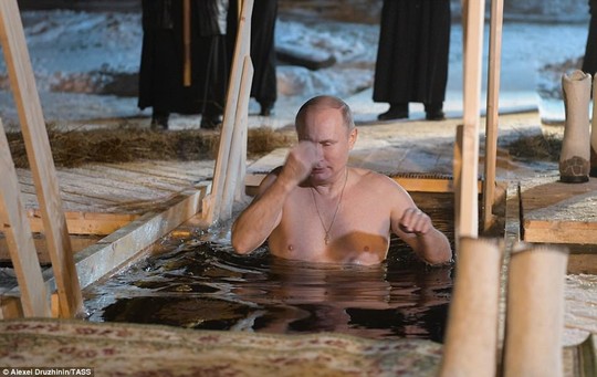 Ông Putin cởi trần, ngâm mình trong hồ nước băng giá - Ảnh 3.