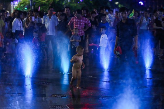 Nhức mắt với cảnh “tắm tiên” giải nhiệt trên phố đi bộ Nguyễn Huệ - Ảnh 9.