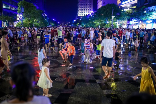 Nhức mắt với cảnh “tắm tiên” giải nhiệt trên phố đi bộ Nguyễn Huệ - Ảnh 1.