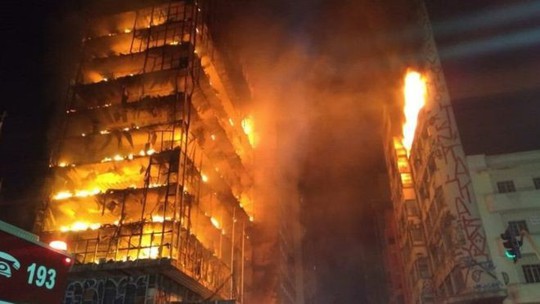 Cao ốc 26 tầng cháy ngùn ngụt rồi đổ sập - Ảnh 1.
