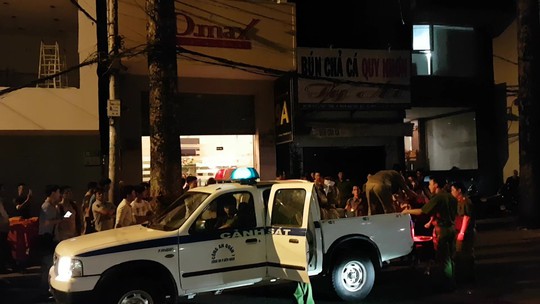 Hàng trăm cảnh sát ngăn đường đột kích nhà hàng thác loạn Dmax - Ảnh 1.