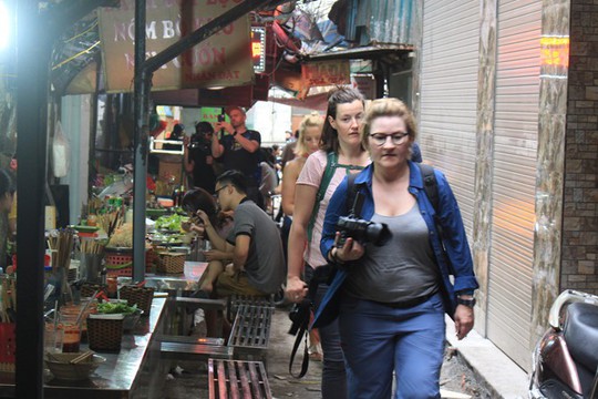 Lạc bước vào ngõ thiên đường đồ ăn Việt khiến du khách mê đắm - Ảnh 1.