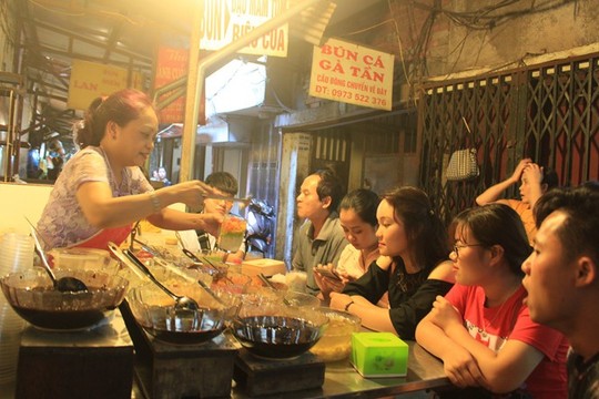 Lạc bước vào ngõ thiên đường đồ ăn Việt khiến du khách mê đắm - Ảnh 2.