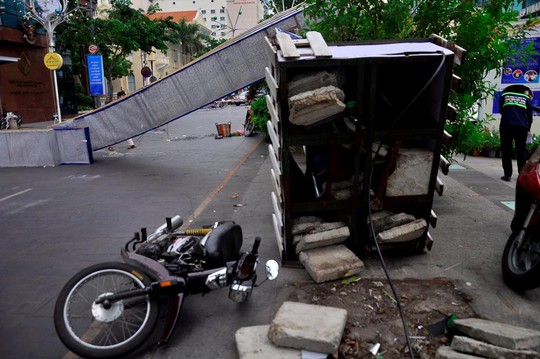 Cổng chào phố đi bộ Nguyễn Huệ đổ sập trong mưa, đè bị thương 1 người - Ảnh 2.