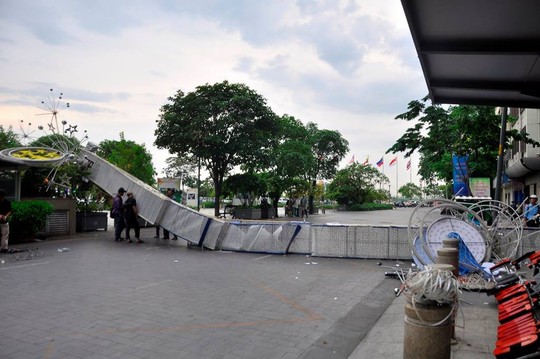 Cổng chào phố đi bộ Nguyễn Huệ đổ sập trong mưa, đè bị thương 1 người - Ảnh 1.