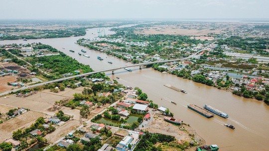 Đất Long An “nhảy múa” chóng mặt, người dân lao vào cơn sốt - Ảnh 2.