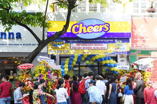 Giới trẻ mua nhanh, ăn nhanh Sài Gòn thích lướt cửa hàng Cheers - Ảnh 1.