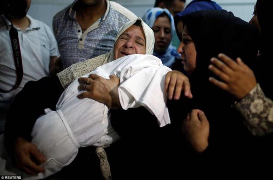 Ngày đẫm máu ở Gaza: Bé 8 tháng tuổi thiệt mạng vì khí cay - Ảnh 1.