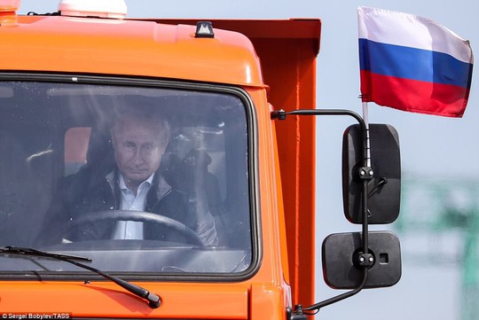 Tổng thống Putin lái xe tải qua cầu nối Nga và Crimea - Ảnh 1.