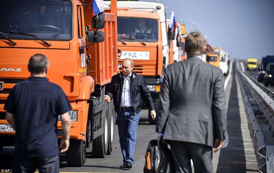Tổng thống Putin lái xe tải qua cầu nối Nga và Crimea - Ảnh 2.