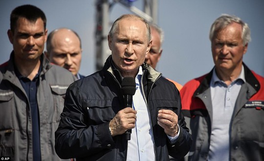 Tổng thống Putin lái xe tải qua cầu nối Nga và Crimea - Ảnh 3.