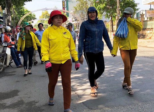 Bị nợ lương, hàng chục công nhân cầm băng rôn kéo ra đường... cầu cứu - Ảnh 1.