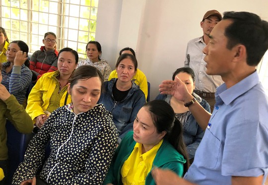 Bị nợ lương, hàng chục công nhân cầm băng rôn kéo ra đường... cầu cứu - Ảnh 2. Bị nợ lương, hàng chục công nhân cầm băng rôn kéo ra đường... cầu cứu - Ảnh 2.