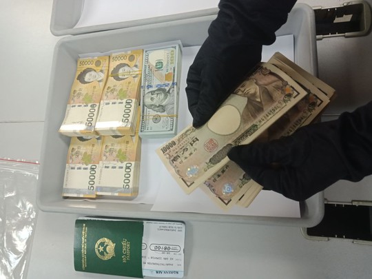 Xách va li tiền sang Hàn Quốc, nữ hành khách bị tạm giữ - Ảnh 1.