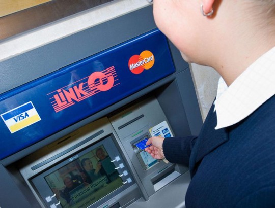 Người dùng thẻ ATM ở các nước có trả phí rút tiền? - Ảnh 1.