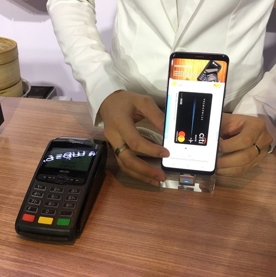 Rút tiền tại máy ATM bằng Samsung Pay không cần dùng thẻ - Ảnh 1.