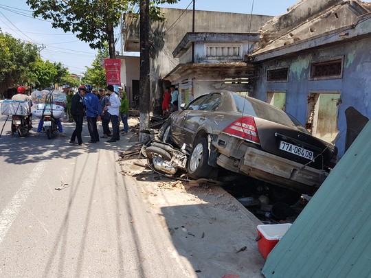 Bình Định: Một ngày xảy ra 2 vụ ô tô tông sập nhà dân - Ảnh 2.