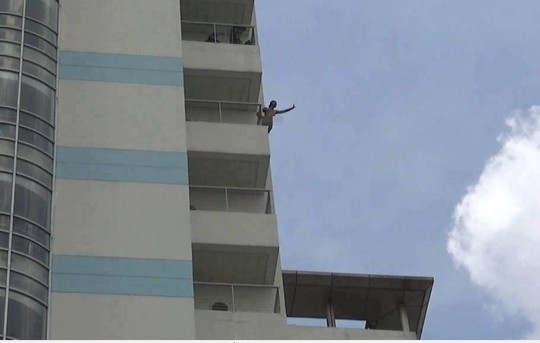 Thanh niên khỏa thân, đòi nhảy từ tầng 10 Bệnh viện Đồng Nai - Ảnh 1.