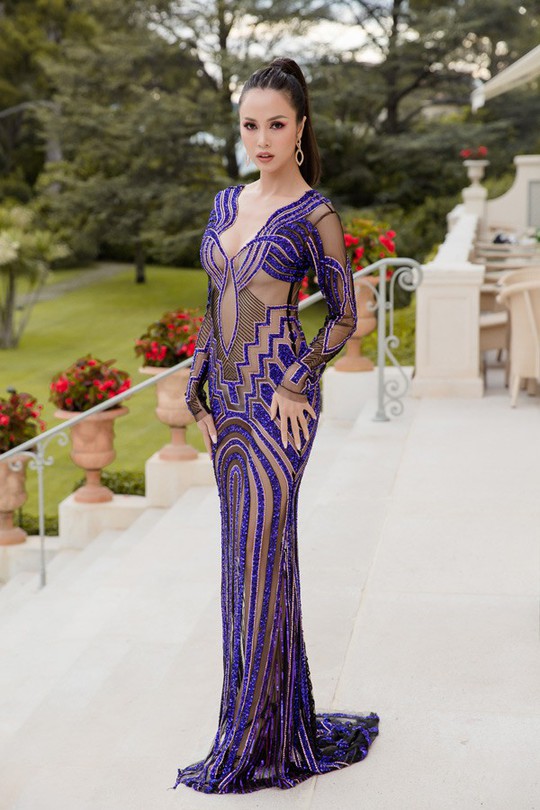 Vũ Ngọc Anh mặc váy mỏng tang ở LHP Cannes - Ảnh 1.