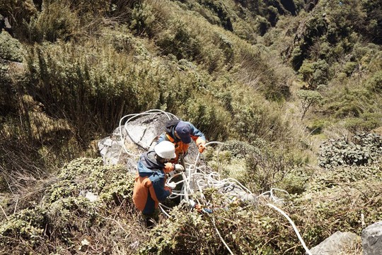 Những cung đường trekking đẹp nhưng nguy hiểm - Ảnh 8.