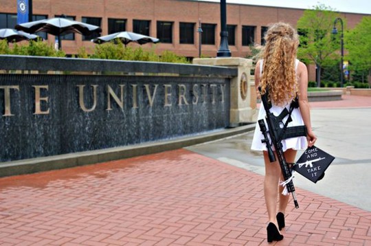 Khẩu súng trường bán tự động trên lưng nữ sinh viên - Ảnh 1.
