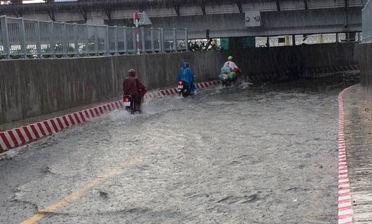 Hầm chui ở TP HCM ngập nặng sau mưa - Ảnh 3.