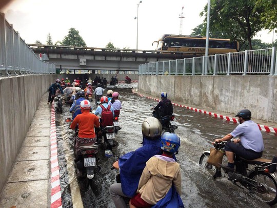 Hầm chui ở TP HCM ngập nặng sau mưa - Ảnh 2.