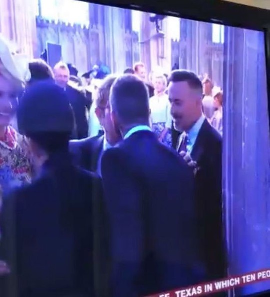 Elton John hôn David Beckham trong đám cưới Hoàng tử Anh - Ảnh 4.