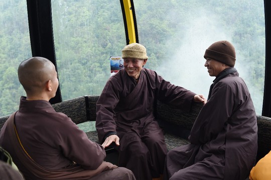 Hành hương mùa Phật đản, quý tăng ni cả nước được miễn phí vé cáp treo Fansipan - Ảnh 1.